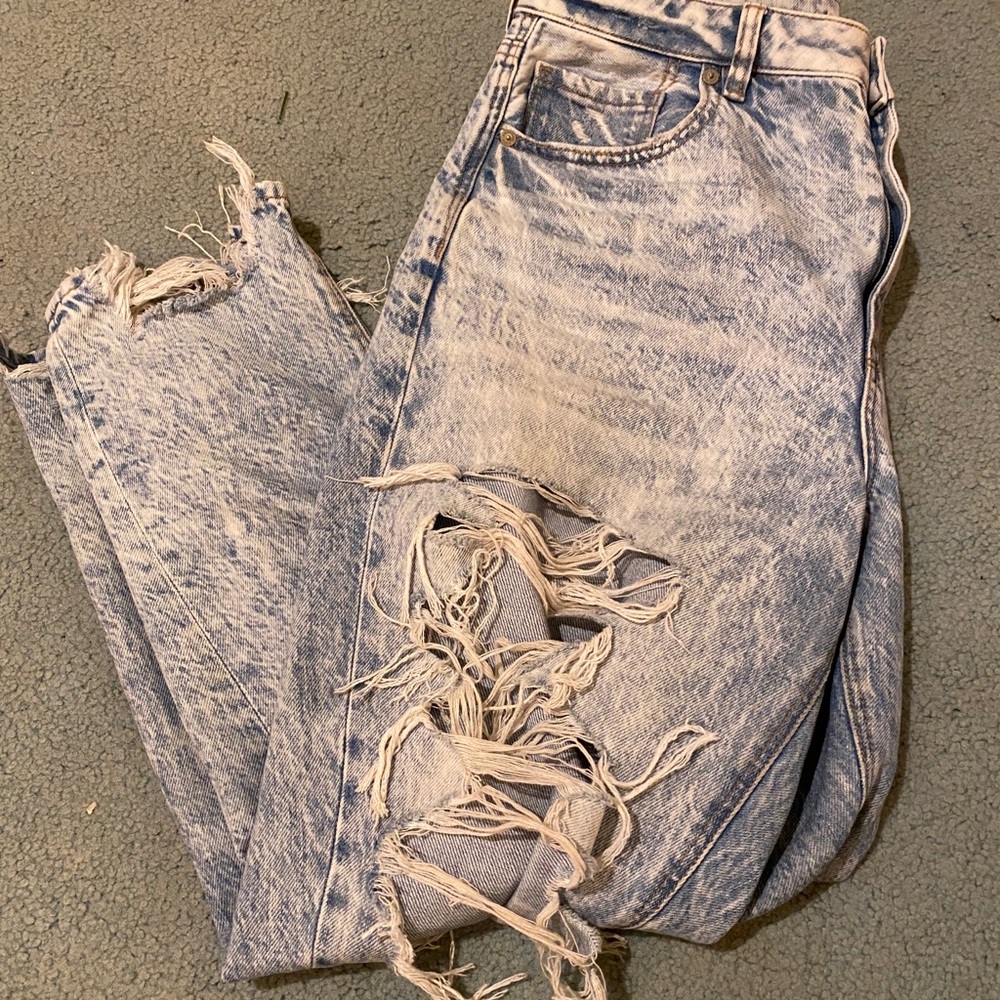 AMERICAN EAGLE DISTRESSED MOM JEANS